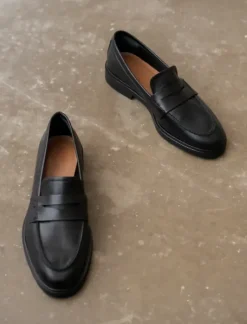 Clearance - Sara nahkaloaferit, musta Tennarit Ja Loaferit