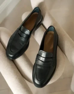 Clearance - Sara nahkaloaferit, musta Tennarit Ja Loaferit