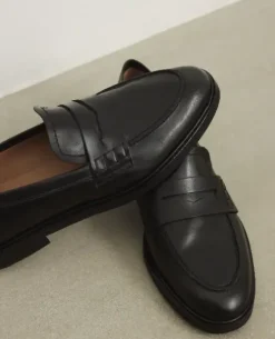 Clearance - Sara nahkaloaferit, musta Tennarit Ja Loaferit