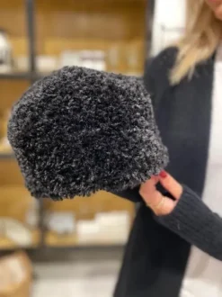 New Gauhar - Faux fur tekoturkishattu, black Hatut, Käsineet Ja Sukat