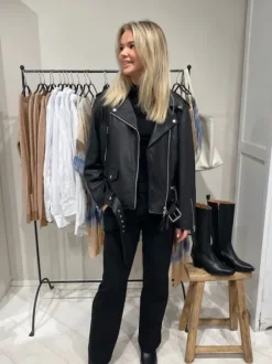 - Leah nahkatakki, musta Ulkotakit Ja -Liivit