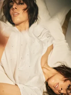 Hot - Main t-paita Deco V-kaulus, white Paidat Ja Topit