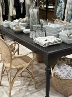 - Lotta rottinkituoli käsinojilla Rottinkihuonekalut