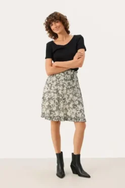 Outlet - June t-paita, black Paidat Ja Topit