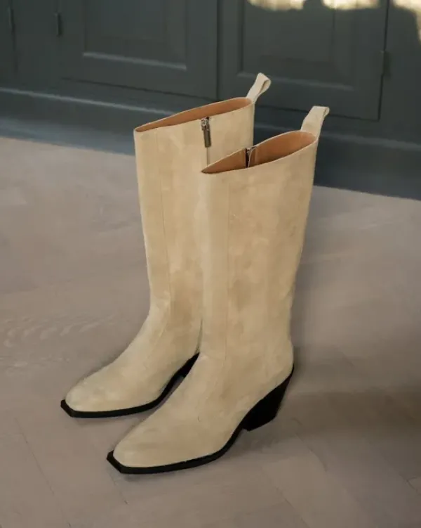 Hot Ripaus rock-henkeä näillä naisellisilla bootseilla! Saappaat Ja Nilkkurit