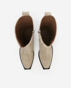 Hot Ripaus rock-henkeä näillä naisellisilla bootseilla! Saappaat Ja Nilkkurit