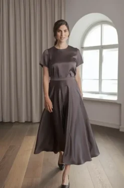 Hot Tessa lyhythihainen satiinipaita, dark chocolate Paidat Ja Topit|Juhlavaatteet