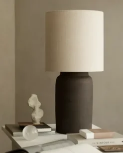 Sale korkea pöytävalaisin, muta Valaisimet